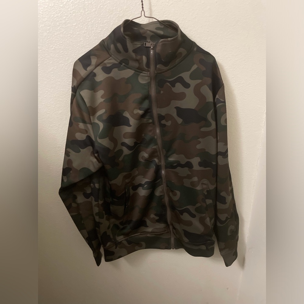 Camouflage track/light winter Jacket with pockets.